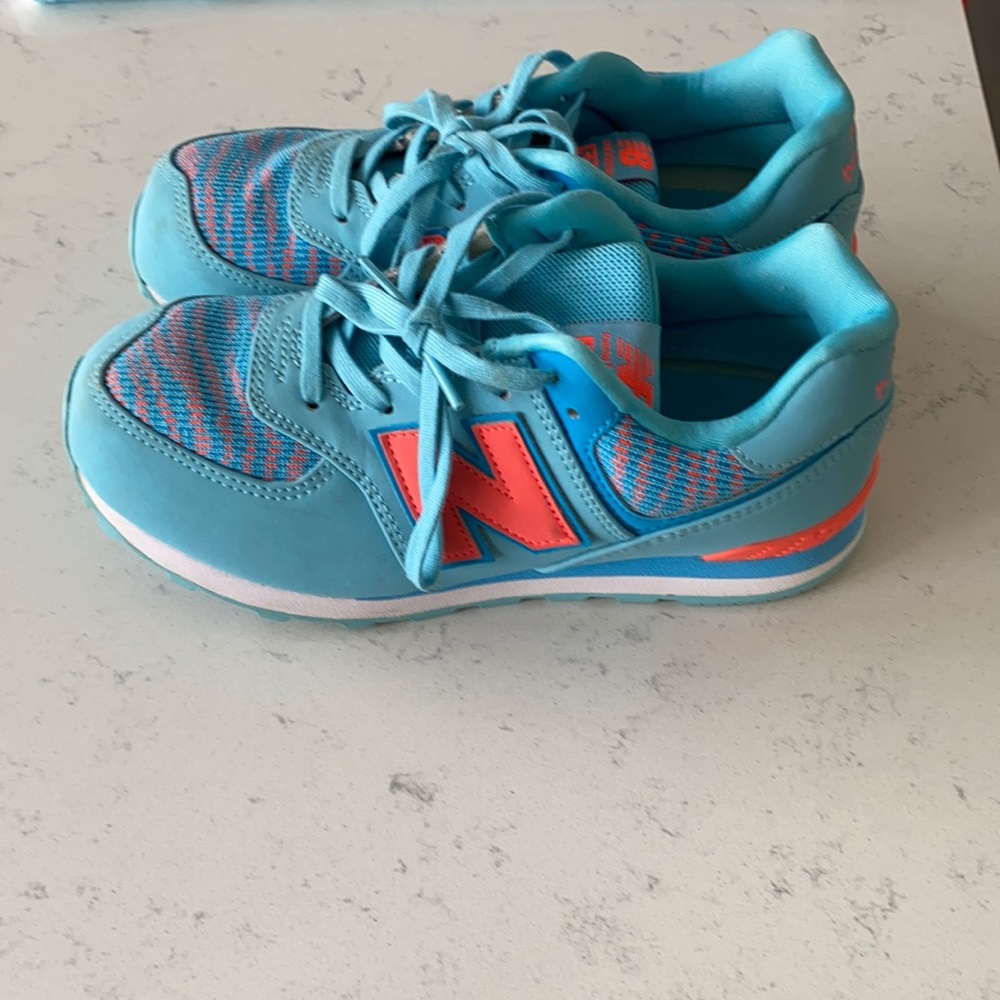 They are blue, New Balance and are kids size 3.5.